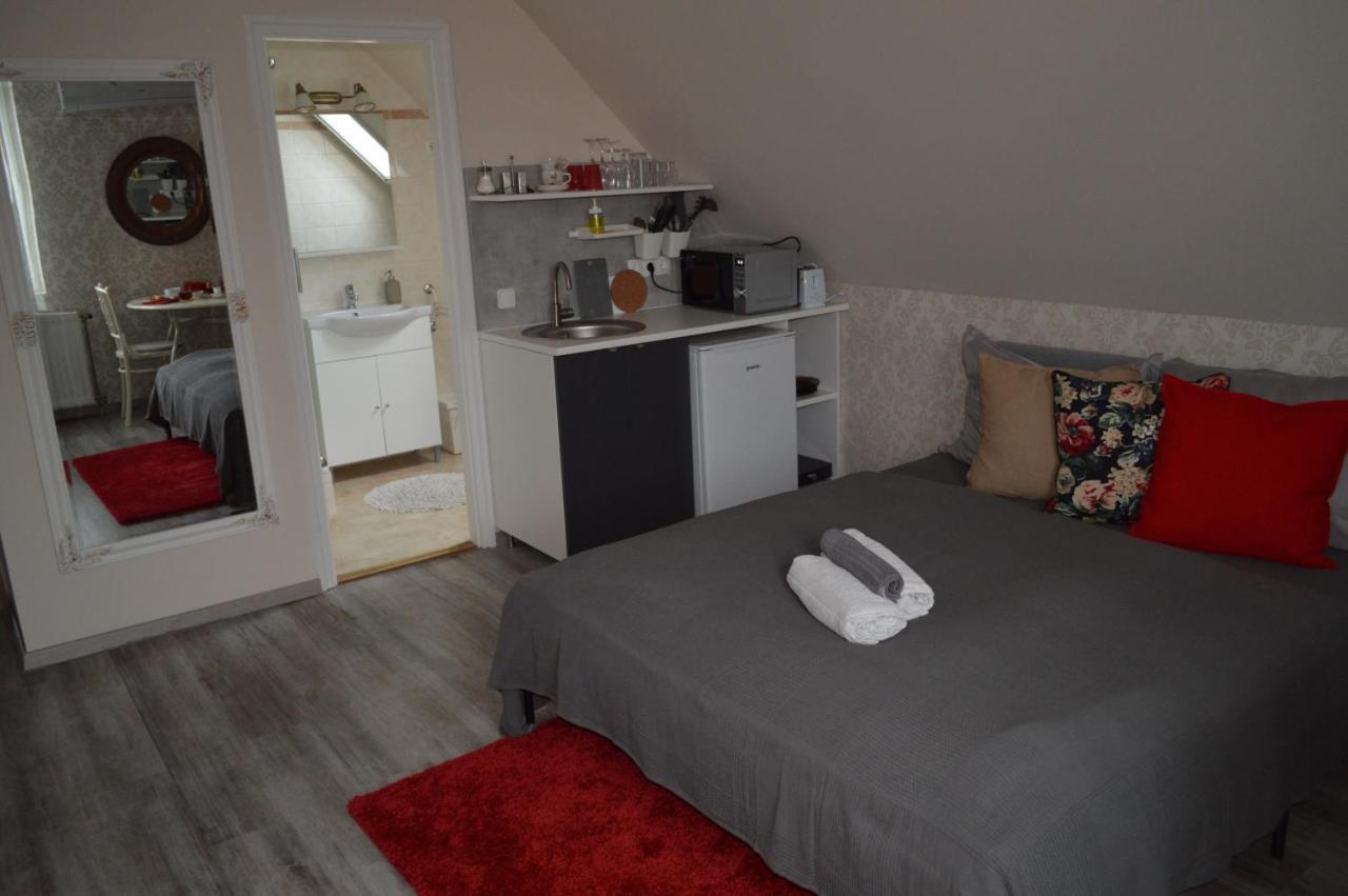 Rebeka Panzio Bed & Breakfast ตีฮานี ภายนอก รูปภาพ