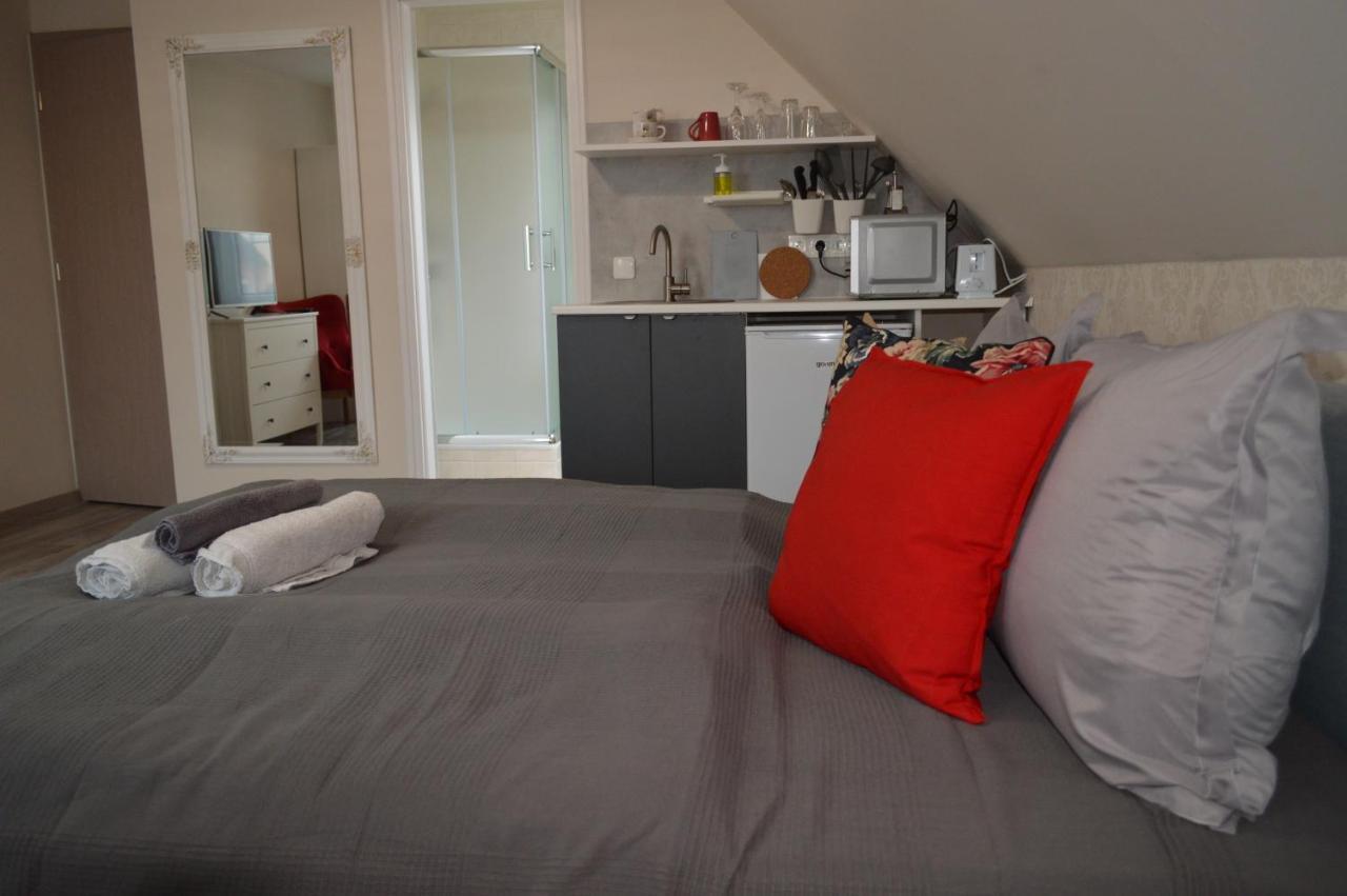 Rebeka Panzio Bed & Breakfast ตีฮานี ภายนอก รูปภาพ