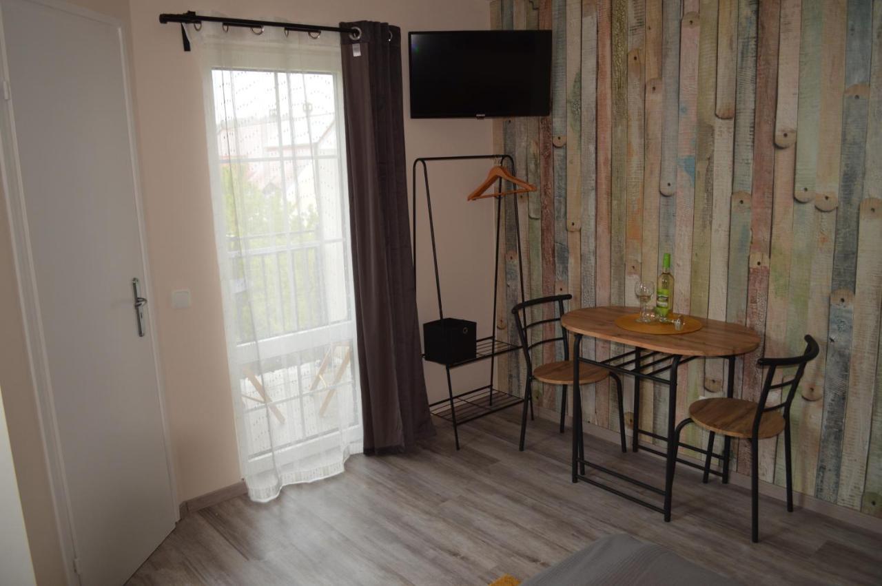 Rebeka Panzio Bed & Breakfast ตีฮานี ภายนอก รูปภาพ
