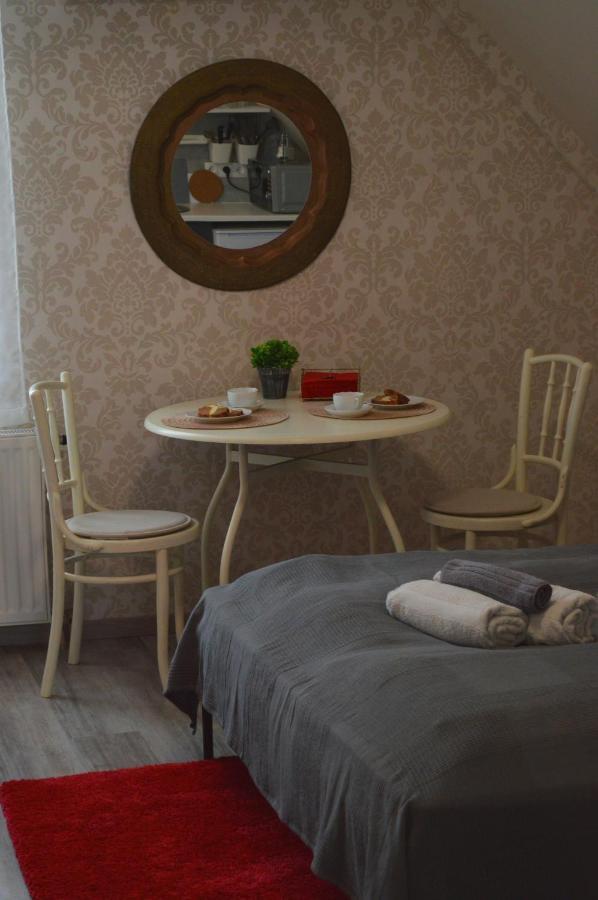 Rebeka Panzio Bed & Breakfast ตีฮานี ภายนอก รูปภาพ