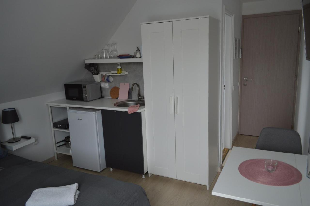 Rebeka Panzio Bed & Breakfast ตีฮานี ภายนอก รูปภาพ
