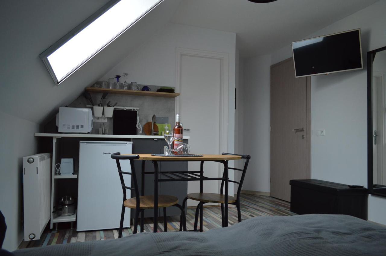 Rebeka Panzio Bed & Breakfast ตีฮานี ภายนอก รูปภาพ